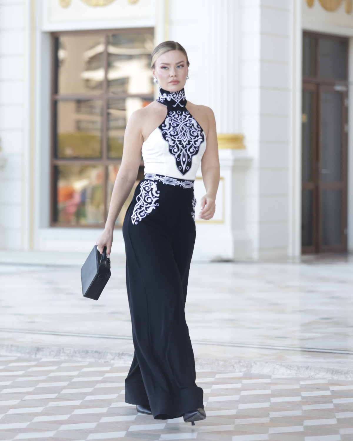 Isadora İşlemeli Halter Yaka Siyah-Beyaz Top