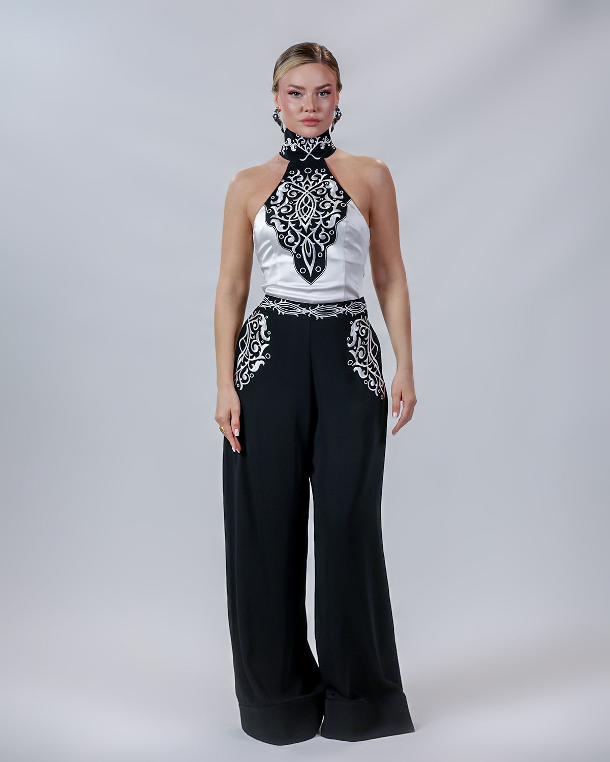 Isadora İşlemeli Halter Yaka Siyah-Beyaz Top