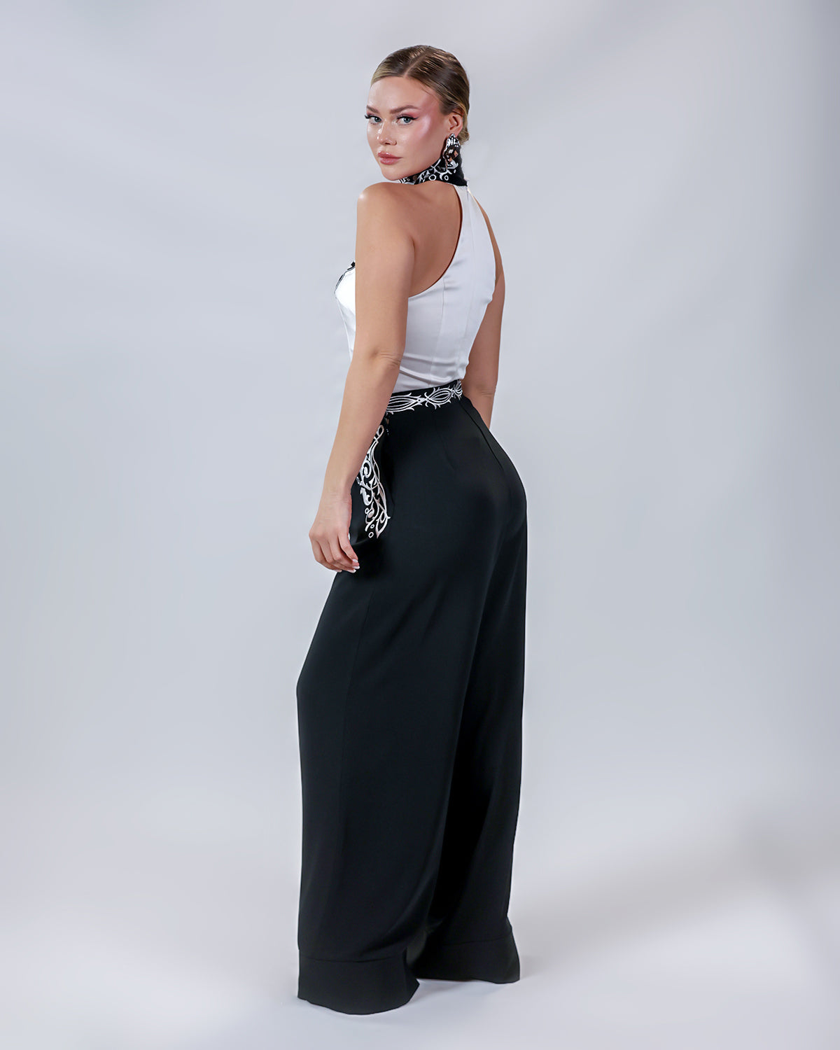 Isadora İşlemeli Halter Yaka Siyah-Beyaz Top