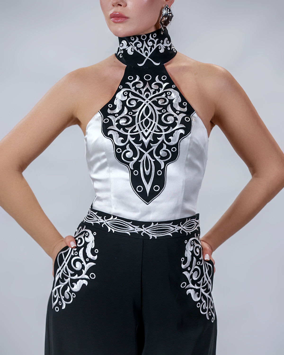 Isadora İşlemeli Halter Yaka Siyah-Beyaz Top